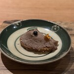 MANO - ③
      ・上には、完熟の梅の砂糖づけの一年熟成、金木犀、セージの新芽・生胡椒の塩漬け
      ・猪のリエット（脂のりの良い個体の脂多めの部位で）