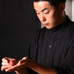 北新地鮨 言 - 握っている所