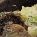 焼きもの家 慶 - 牛さがりのメンチカツにアオサとマヨネーズだかナチュラルチーズだかがたこ焼き感をかもし、それを吸ったキャベツがとても美味しい^_^