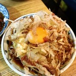 大衆酒場 BEETLE - カツオに埋もれてるけどオニオンスライス☆黄身がいいですね♩