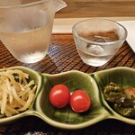 Iro Daidokoro Ya - お通し3種と日本酒