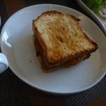 ブーランジェリー・フリアンド - 表面サクサクで中はモチっと、レッドクラッシュチーズの風味とソースが結構相性いいね・・