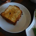 ブーランジェリー・フリアンド - 先ずはパンをトースト、カツを挟んで出来上がり