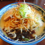 一世風靡 - 2014年5月6日(火・振休)　野菜とんこつ(塩ベース)750円＋赤(辛みダレ付もやし)100円＋黒マー油(焦がしにんにく油)無料