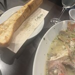 イタリアン酒場ナチュラ - なぜ味付きなんだろう…ガーリック美味しいけど…