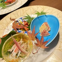 ラ・ボンバンス - いちじくの胡麻クリーム、マグロの卵黄漬け、クラゲとカニと舞茸の和え物(メニュー変更あり)