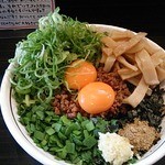 麺屋はなび - 九条ねぎ台湾まぜそば、チャーシュー卵黄追加