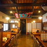 Anori Fugu Ryourimaru Sei - 手前にテーブル席。奥には座敷もあります。
