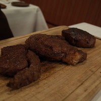 トロワフレーシュ - 肉登場！（手前から近江牛サーロイン・短角牛・神戸牛ランプ）