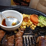 いきなりステーキ - 付属のステーキソースで