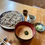 お蕎麦 結 - とろろは、結の汁で味付け済で、青海苔とダシ粉がオンされていて正に旨みの塊　更に、ウズラの卵は別盛り　結の田舎蕎麦に全く負けない