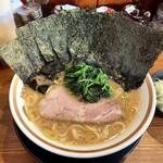 横浜家系ラーメン 三郷家 - ラーメン900円硬め濃いめ。海苔増し100円。