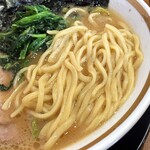 横浜家系ラーメン 三郷家 - 大橋製麺多摩の中太麺。
