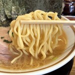 横浜家系ラーメン 三郷家 - 麺リフト。