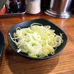 横浜家系ラーメン 三郷家 - 薬味ネギ100円。
