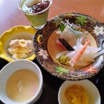おさかな処 小山 - 刺身(カツオ1切れ食べた後)・茶碗蒸し・マカロニサラダ・デザート