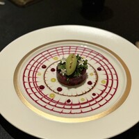 ガストロノミー ジョエル・ロブション - ビーツ　リンゴと合わせ苦味のあるサラダとグリーンマスタードのソルベと共に