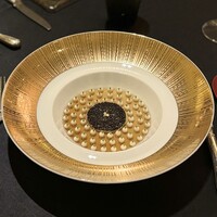 ガストロノミー ジョエル・ロブション - キャビアアンペリアル ロブションスタイル（キャビアの下にズワイガニとオマール海老の出汁のジュレとカリフラワーのソース）