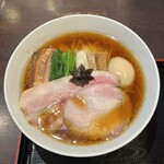 食煅 もみじ - 特製中華そば 1500円
                                　美明豚ロース1枚
                                　豚バラチャーシュー1枚
                                　炭火吊るし焼豚1枚
                                　比内地鶏味玉
                                大盛 150円