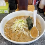 ハッスルラーメンホンマ - ハッスルラーメン
麺かた目・背脂あっさり