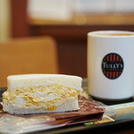 タリーズコーヒー - 料理写真:Sラテ (¥400)、たっぷりたまごサンド (¥355)、モーニングセット (▲¥124)