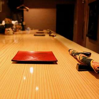 一枚板の大きなカウンターでお食事を◆落ち着いた雰囲気のお店