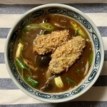 紀ノ国屋 - 食べ残りで、かきフライカレー南蛮。丼が小さいんではなく、かきフライがおっきいのん。