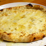 Pizza Terrace Legare - 4種のチーズ”クワトロ”はちみつかけて召し上がれ　\1380