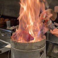 魚と炭と鉄板と ととと - けんけん鰹（炙り中）