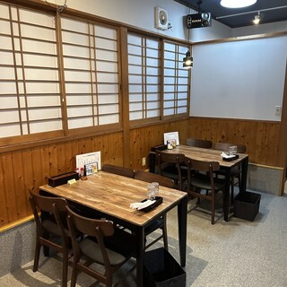 カウンター席から座敷まで。和やかな空間で心温まるひとときを