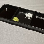 焼肉×創作びすとろ 笑進笑明 - どれにつけて食べるかマジで迷う…