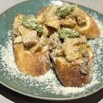 焼肉×創作びすとろ 笑進笑明 - 牛もつのタルティーヌ