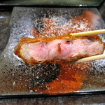 とんかつ マンジェ - 艶やかなピンク色です。