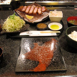 とんかつ マンジェ - 手前にあるトリュフ塩などで戴きます。