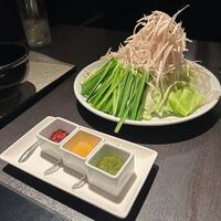 博多もつ鍋 やま中 赤坂店 - ここからもつ鍋タイム、最初に追い野菜が運ばれて来ました。