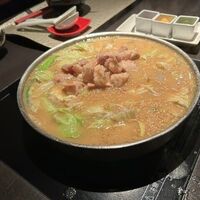 博多もつ鍋 やま中 赤坂店 - 半分位食べたら追いもつと追い野菜を追加です。