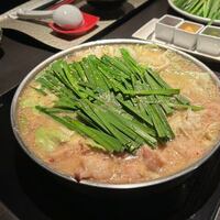 博多もつ鍋 やま中 赤坂店 - もつ鍋は出来上がった状態で運ばれて来ました、味は選べたんで味噌味をチョイスです。