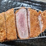とんかつ専門店 あげもん - トンカツ！余熱が伝わり徐々に赤身が消えていく。