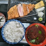 とんかつ専門店 あげもん - トンカツ定食1200円！(薬味:オロシ、ワサビ、塩)　　　　拍子木大根の漬物、玉子焼き　　　　　　　　　　　　小鉢にはトロロが添えられて。