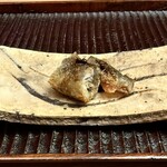 緒方 - 琵琶湖の子持ち鮎　実山椒ソース