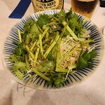 もつ焼き おでん かづのや - パクチーサラダ(275円)