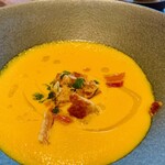 Hotel Indigo Karuizawa - 南瓜湯，送來的人說是胡蘿蔔，但我覺得有些奇怪，於是詢問了其他人，結果是南瓜。