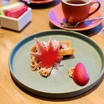 Hotel Indigo Karuizawa - 栗子蛋糕與黑醋栗甜點，紅葉如同糖藝般美麗。口感酥脆，宛如優雅的優克莫克餅乾，十分美味。