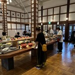 倉敷アイビースクエア - ビュッフェレーン遠景、ガイコツ人客多し (^^;;