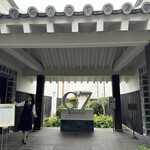 倉敷アイビースクエア - 倉紡記念館、写真を撮っていても説明をヤメないお姉さん（笑）