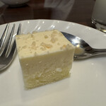 倉敷アイビースクエア - 【3日目朝】ツレが美味しい美味しい言うのでプチなケーキも頂く