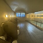 倉敷アイビースクエア - 三の浴槽、窓にはステンドグラス