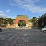 倉敷アイビースクエア - からの正面玄関のアーチ