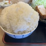 嬉嬉豚 とんかつ 「君に、揚げる。」(極) - しゃもじでペシペシ（笑