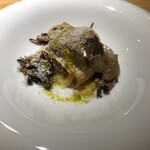 forare - ラザニアのロール巻きポルチーニのエスプーマで作るムースがかかって、ラザニアのカリカリしたところと食感が違うので面白い一品